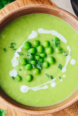 Feine Erbsensuppe mit gefrorenen Erbsen