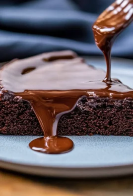 Saftiger Schokokuchen mit geschmolzener Schokolade
